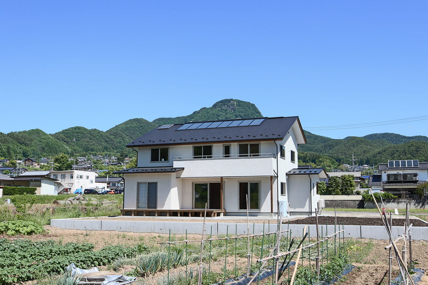 太陽に包まれ自然と暮す家