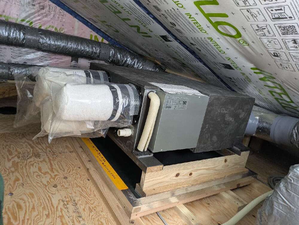 空調工事　屋根裏空調室内機据付け完了