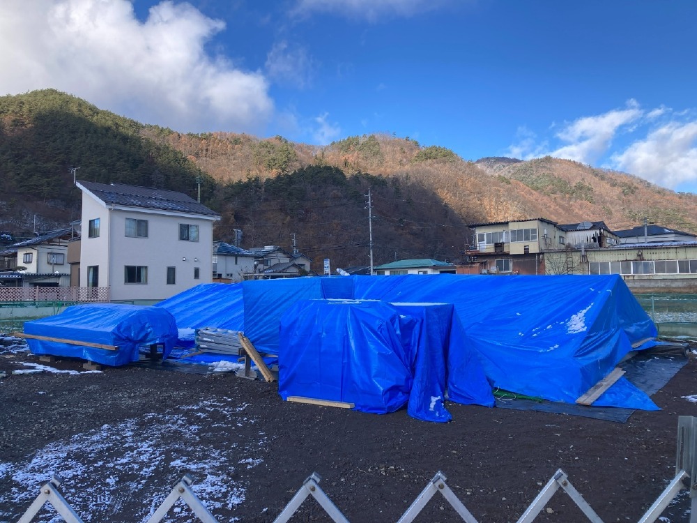 土台伏せ前養生、建方材搬入