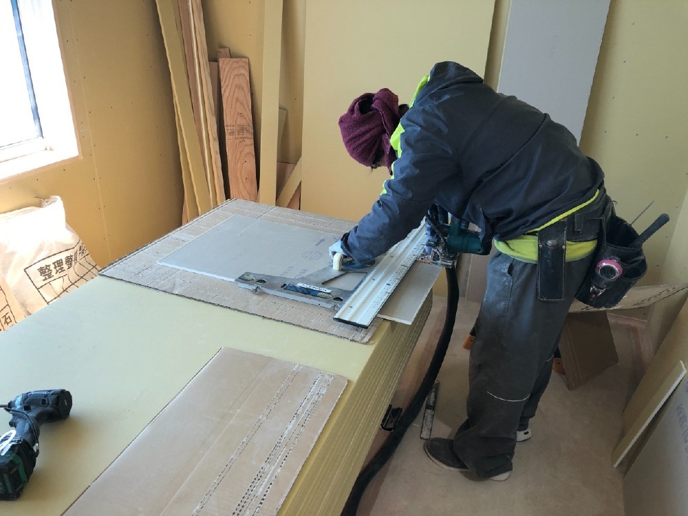 木工事　2階天井ボード加工