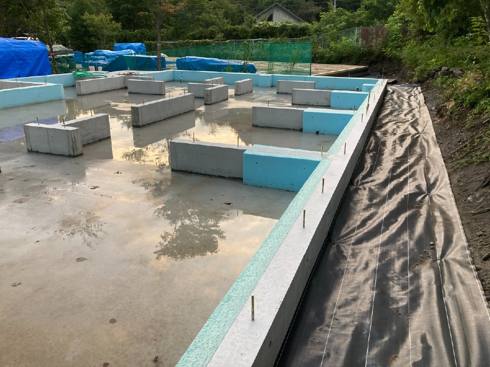 建て方準備　基礎周り養生
