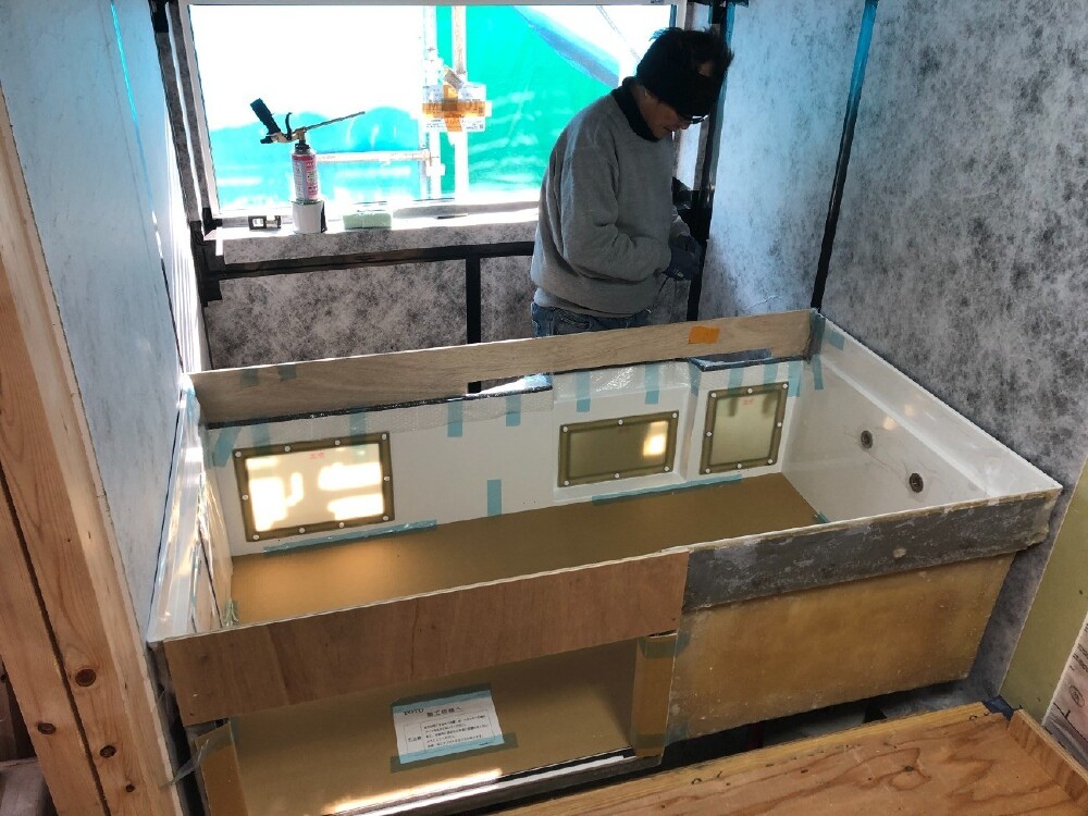 住設機器工事　ハーフユニットバス据付