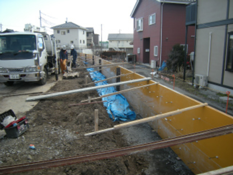 型枠入れ中です。