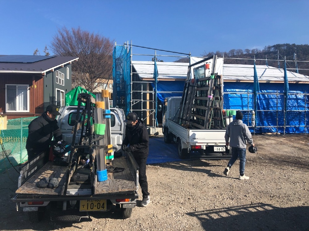 鋼製建具工事　サッシ搬入