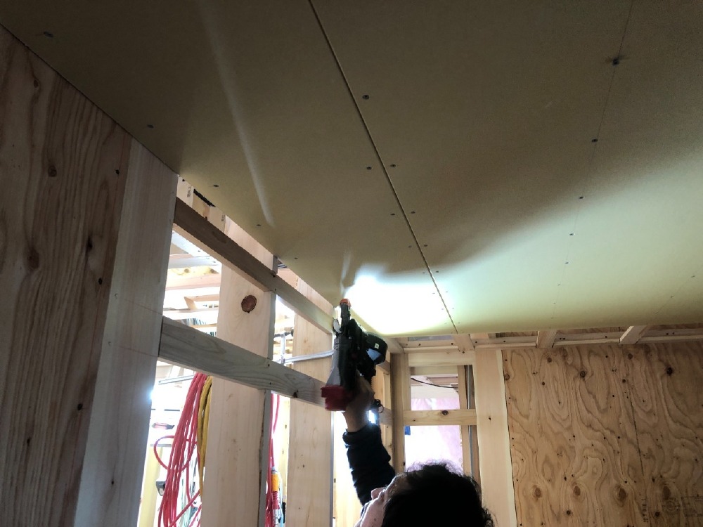 木工事　天井ボード張り