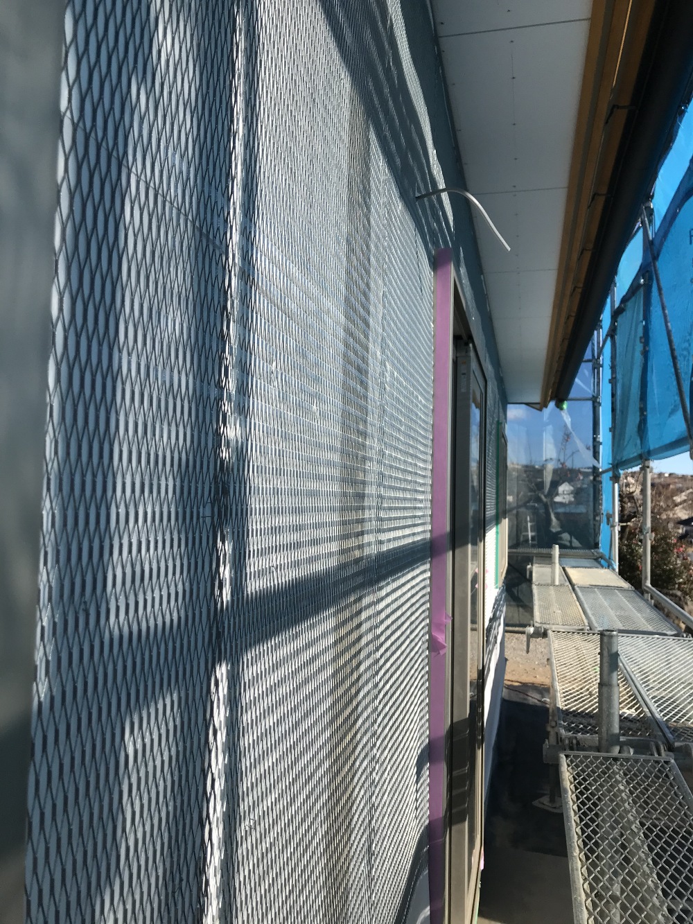 防水紙とラス網張