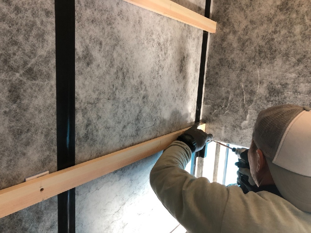 木工事　ハーフユニットバス板張り施工