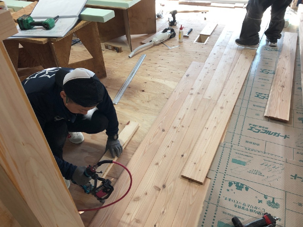 木工事　1階床板張り