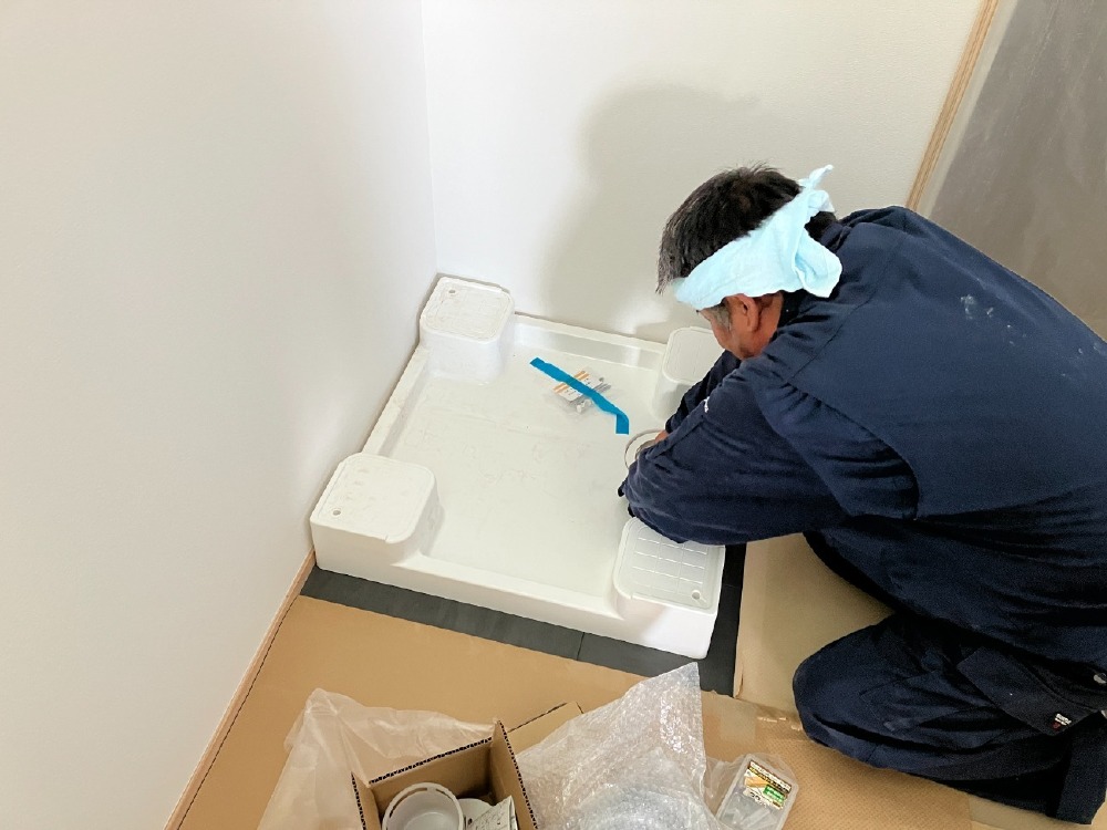 給排水設備工事　洗濯パン取付け