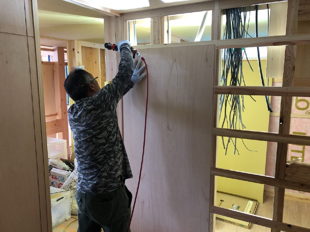 木工事　ラワンベニヤ張り（ファミリークローゼット）