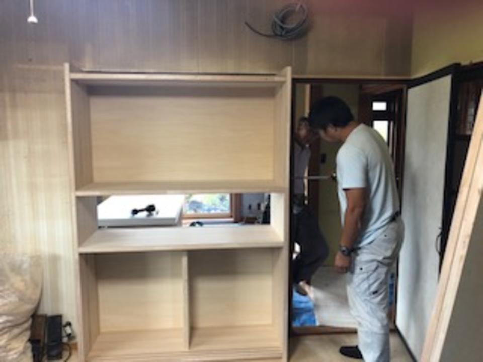 台所棚製作中