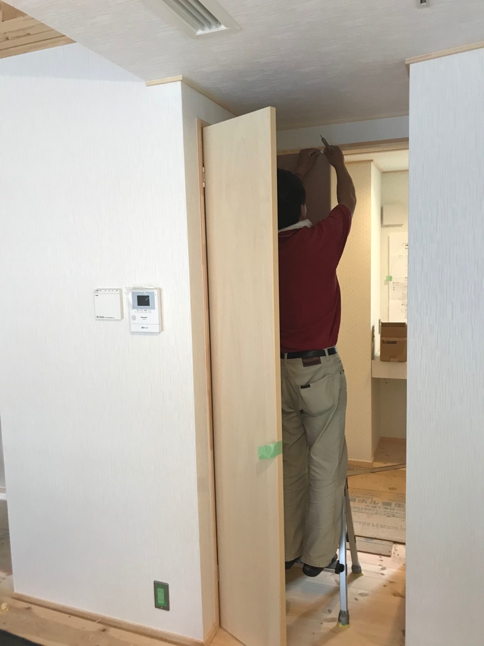 建具枠取り付け中！