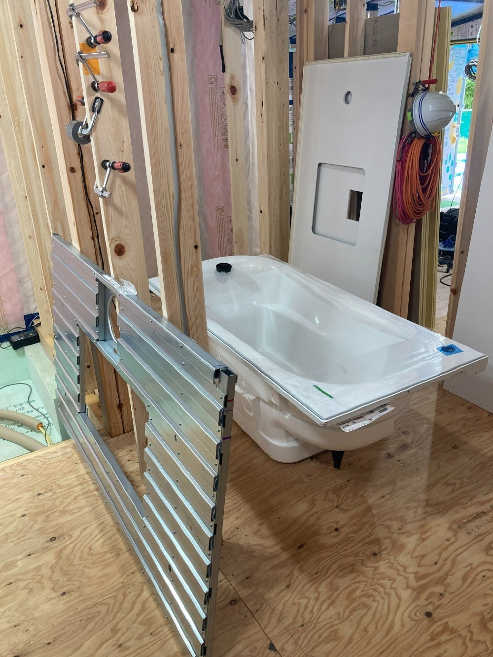 住設機器工事　ユニットバス搬入