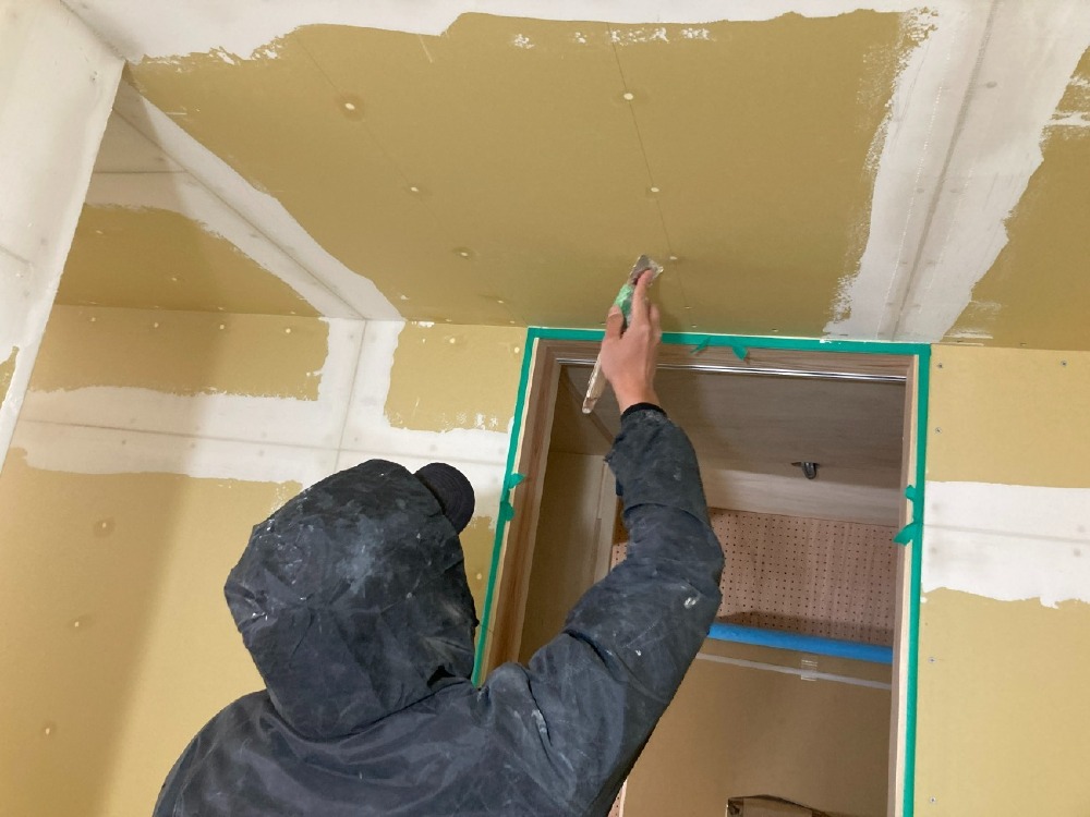 左官工事　パテ下地処理