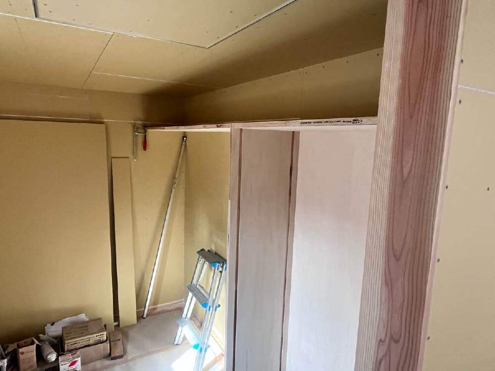 木工事　寝室施工