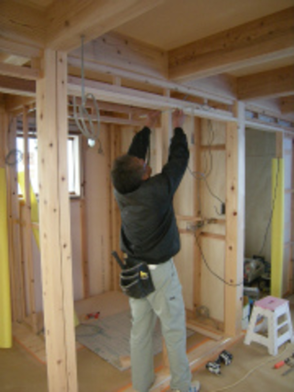 建具枠取り付け中！