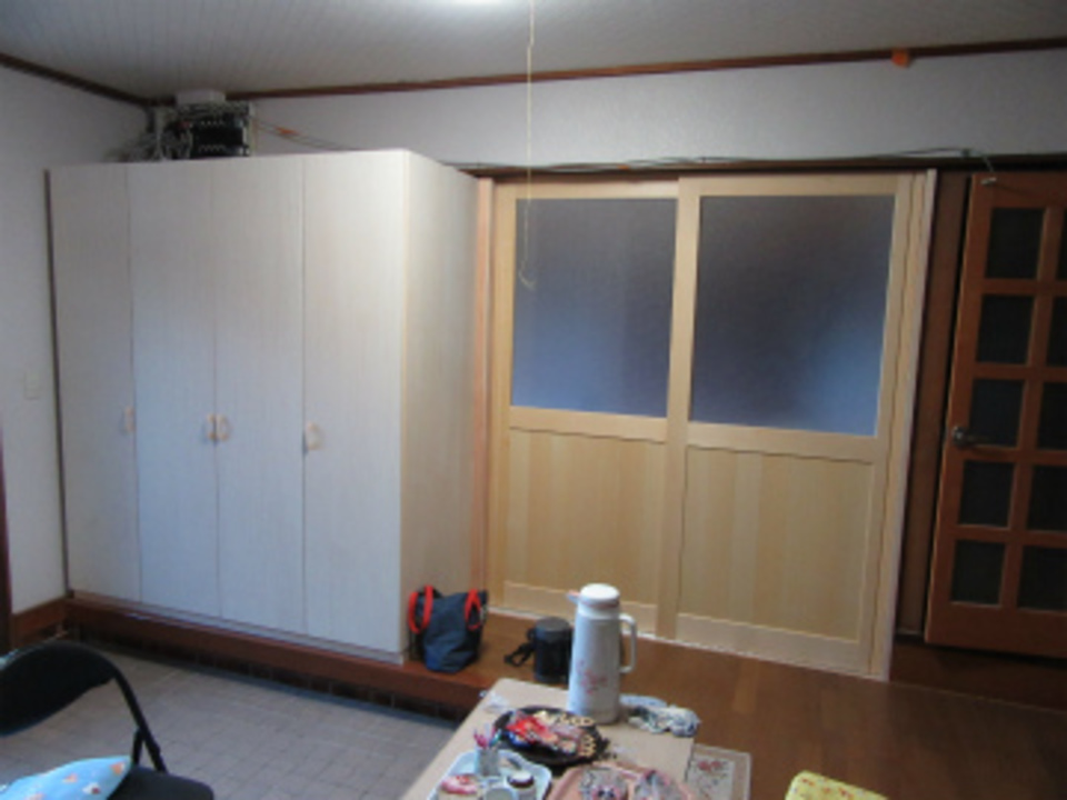 作り付け家具と居間入り口建具吊り込み