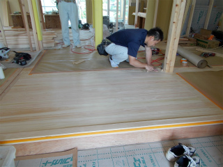 木曽檜床張り完了です