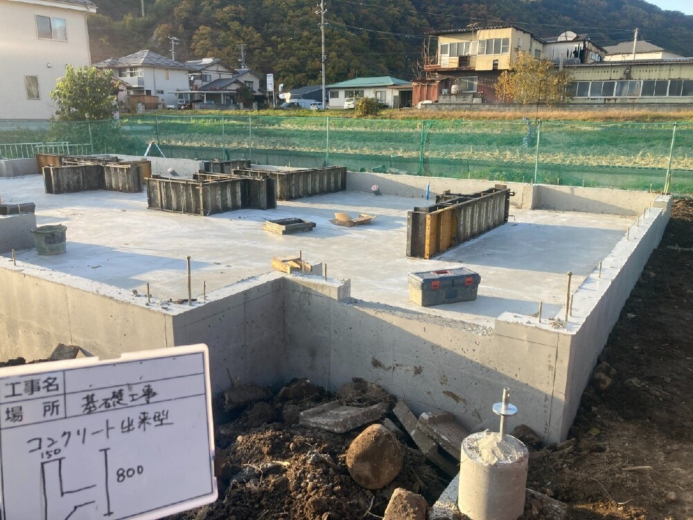 外部型枠解体、内部立ち上がり型枠設置