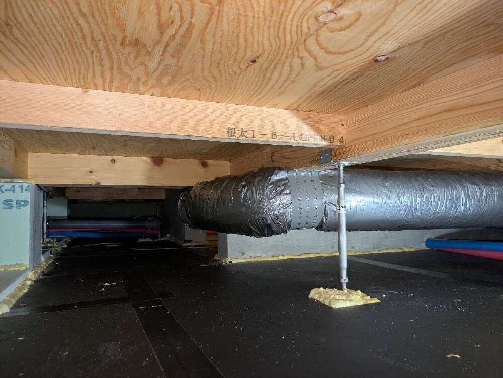 空調設備工事　床下ダクト配管