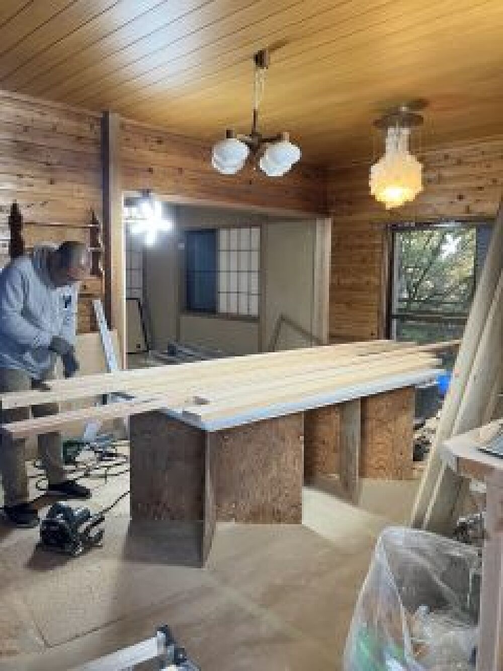ドア枠の加工作業