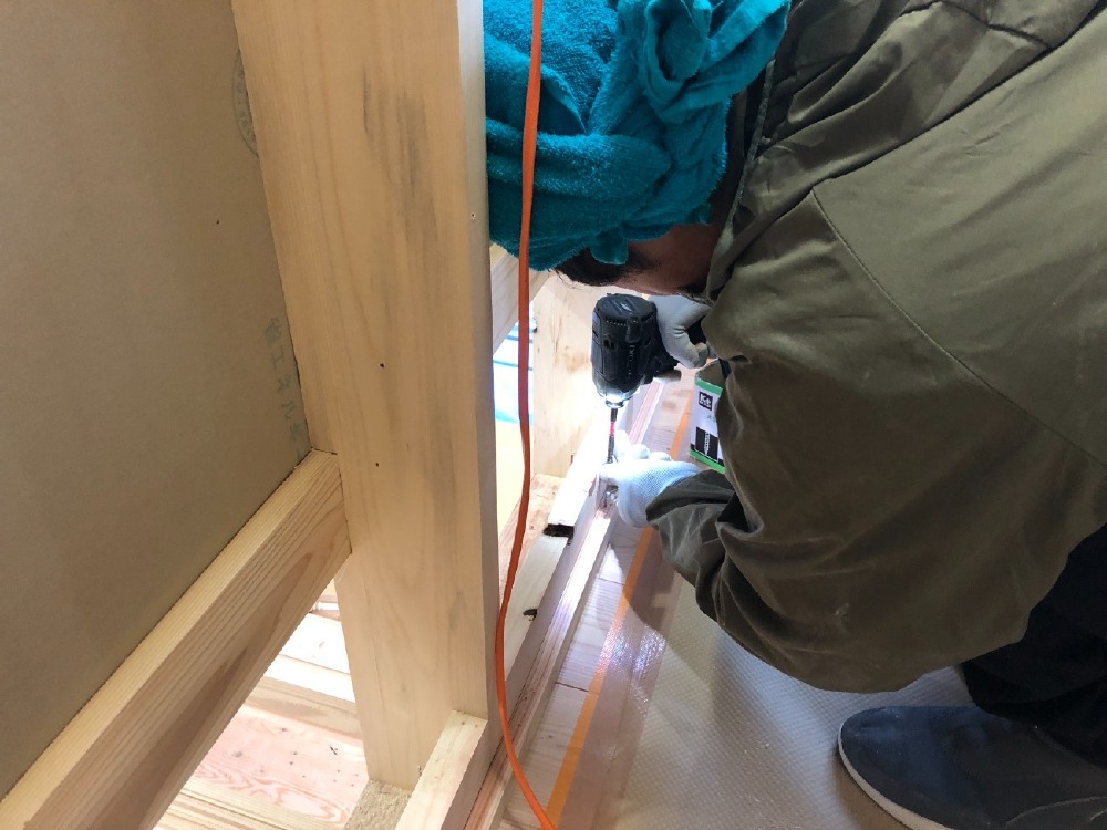 木工事　2階壁巾木取付