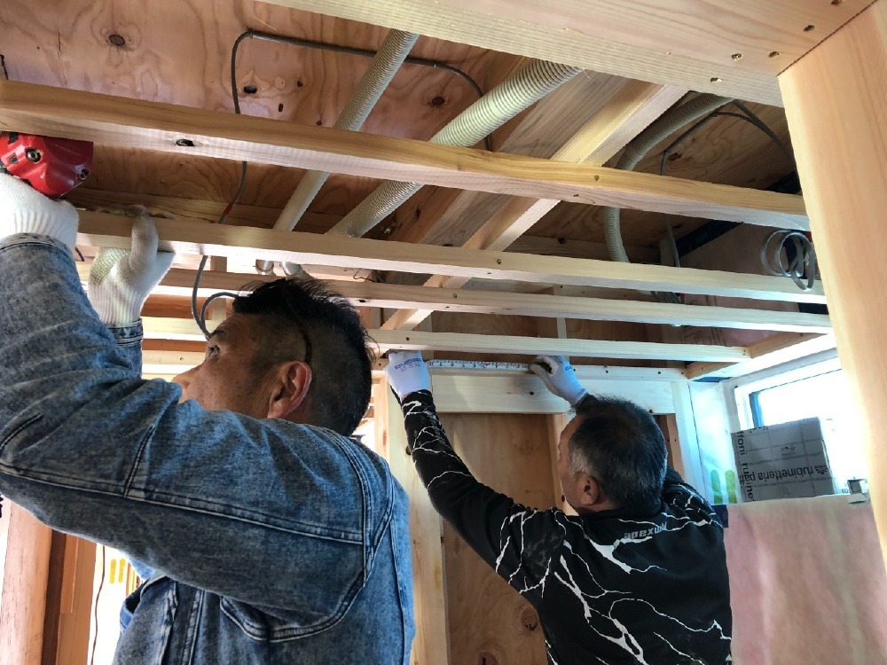 木工事　天井下地組み施工