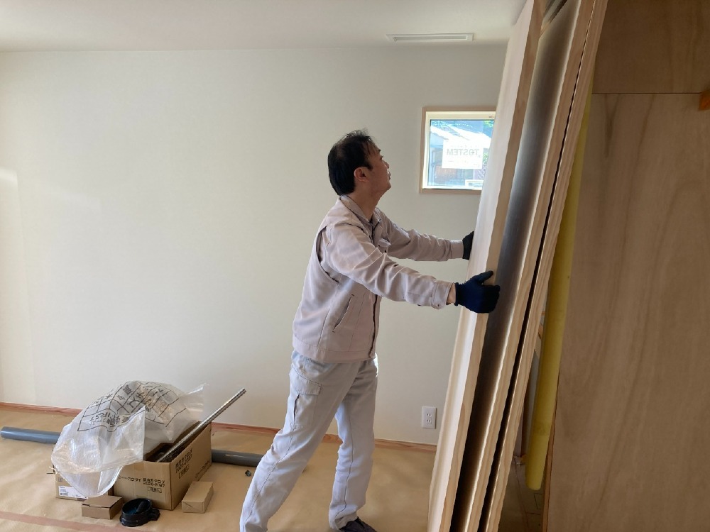 木製建具工事　建具搬入