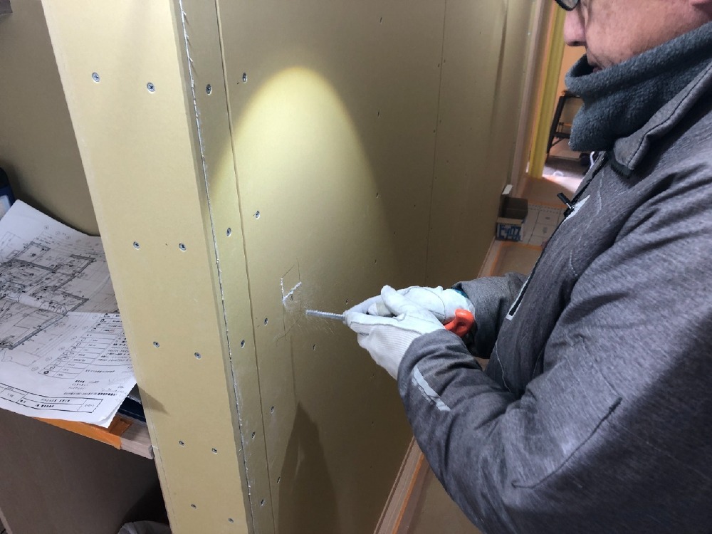 電気工事　電気ボックス開口施工