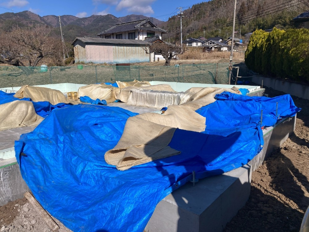 基礎工事　内部立上がり打設後養生