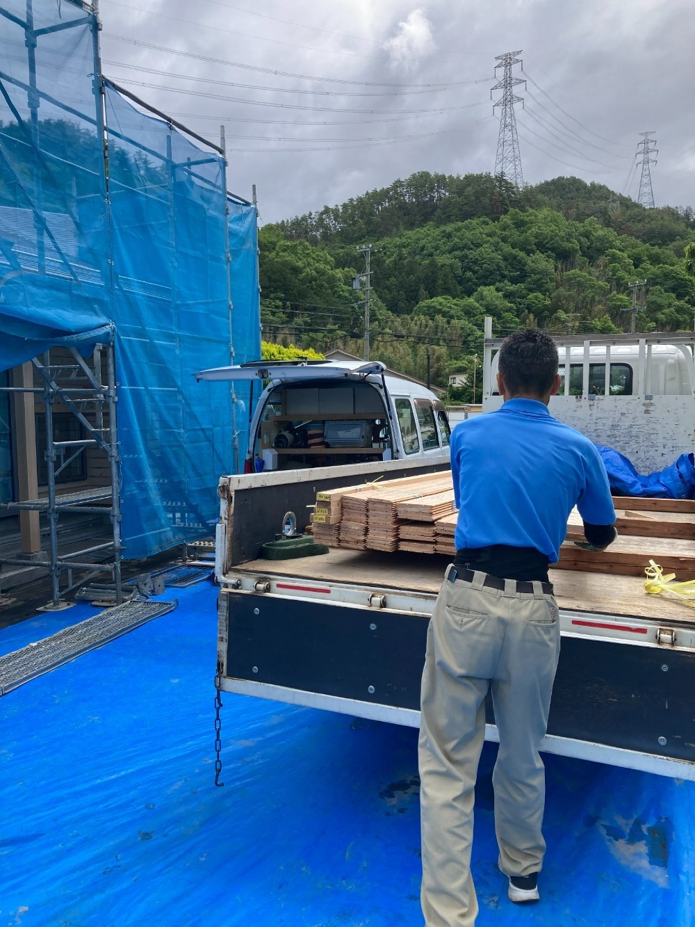 木工事　唐松フローリング材搬入