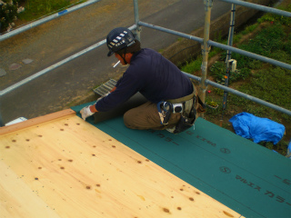 屋根の防水紙張り