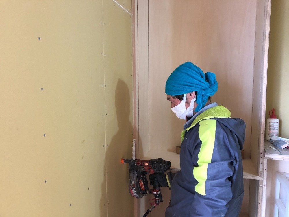 木工事　壁ボード張り施工