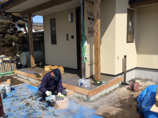 玄関タイル工事中！
