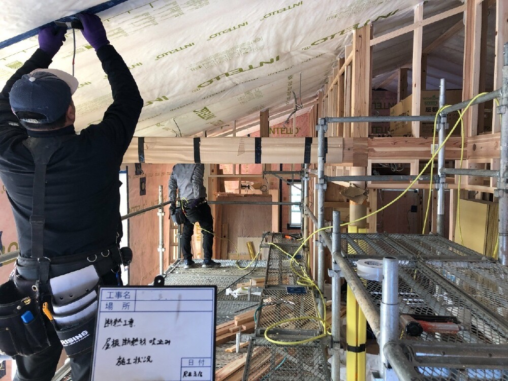 断熱工事　屋根吹込み断熱施工