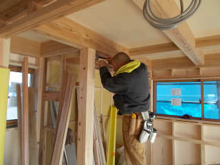 建具枠取り付け中