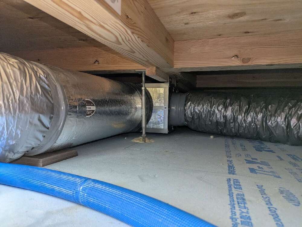 空調設備工事　床下ダクト配管完了