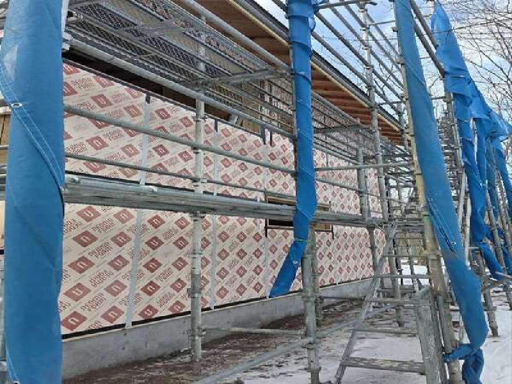 木工事　外壁断熱材、防水シート、サッシ取付完了