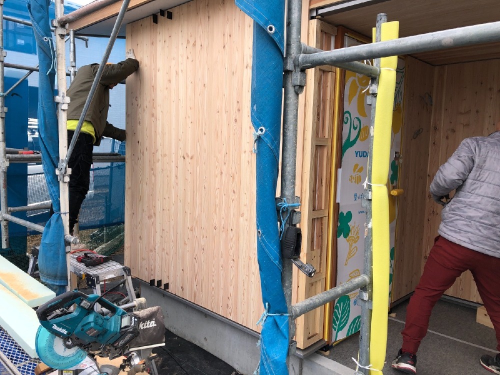 玄関周り板張り