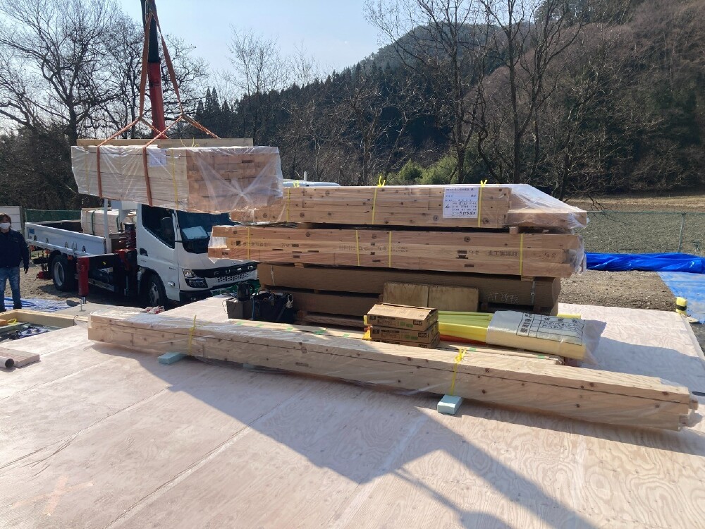 建方構造材搬入