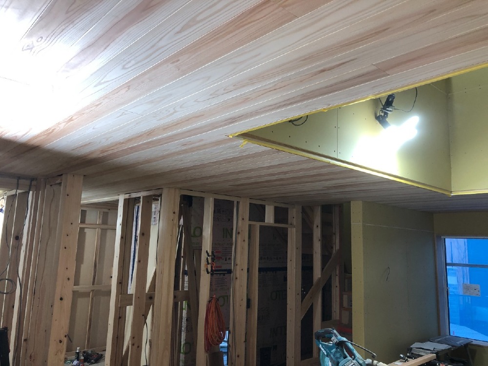 木工事　1階天井板張り施工完了