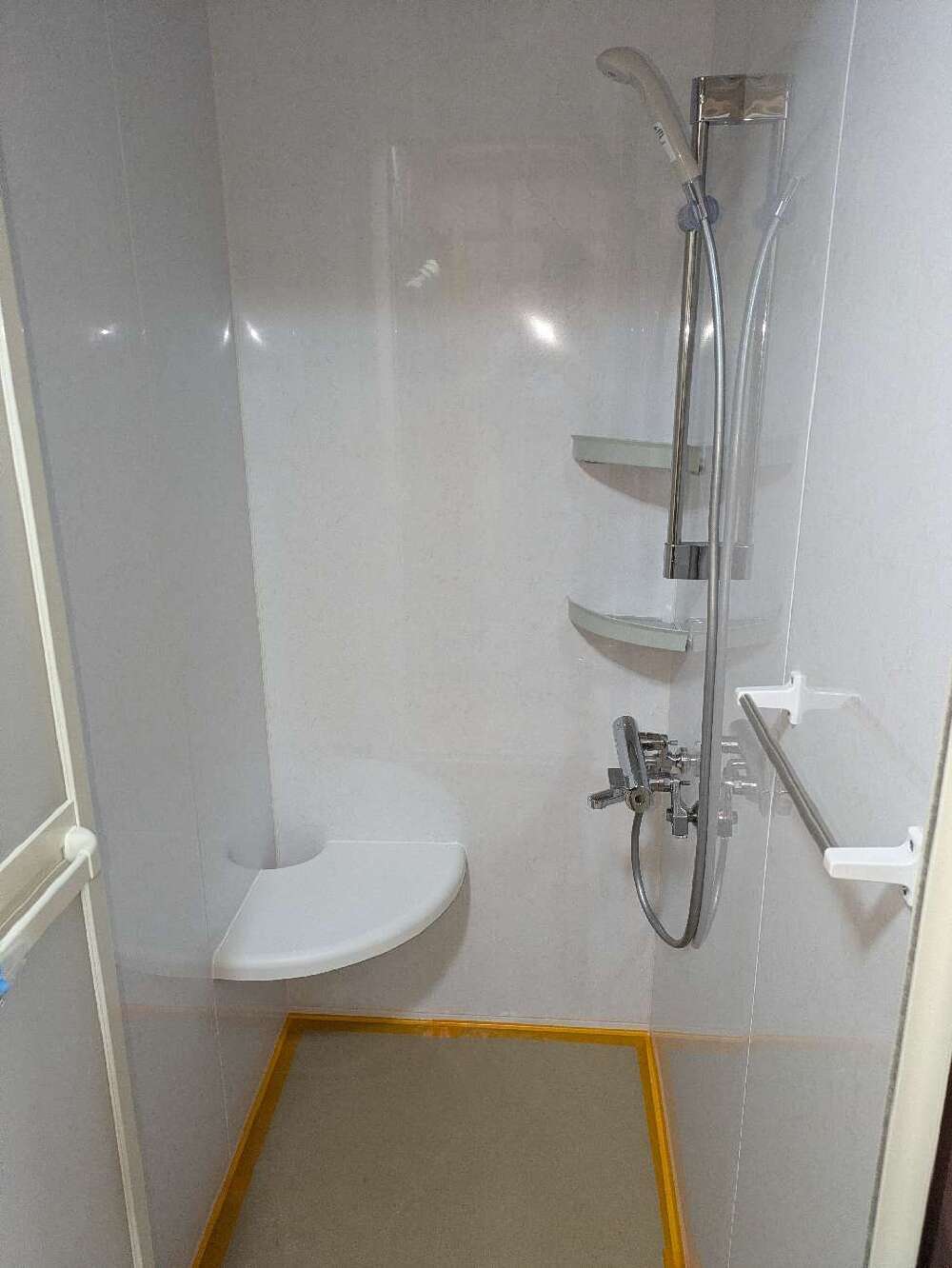 設備工事　シャワールーム設置完了