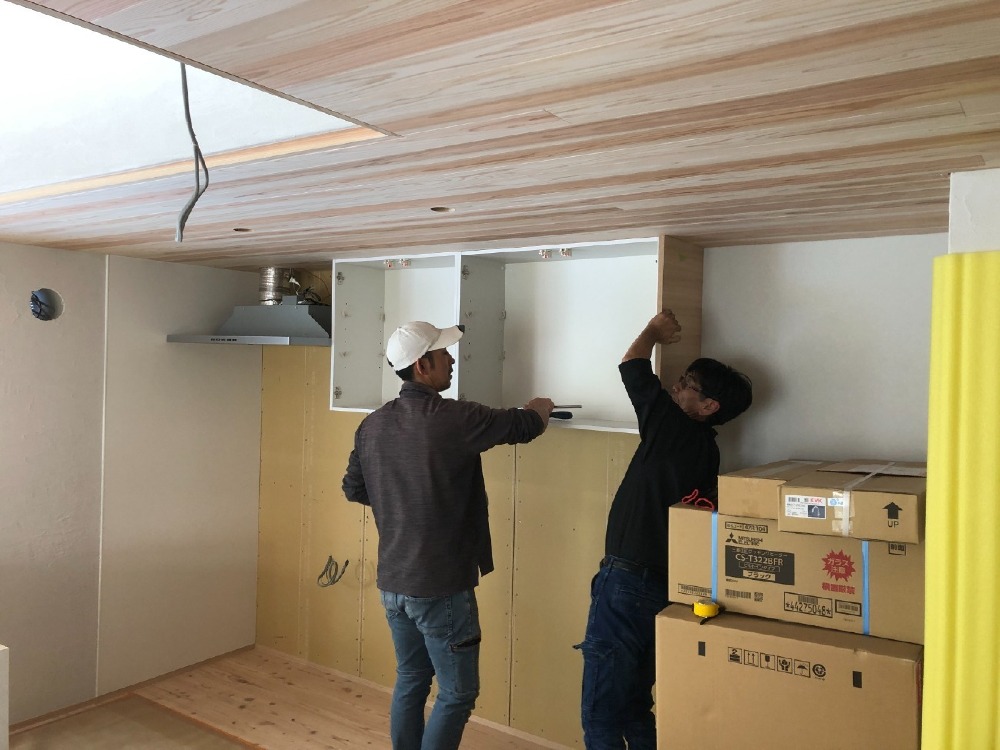 家具工事　キッチン吊戸取付