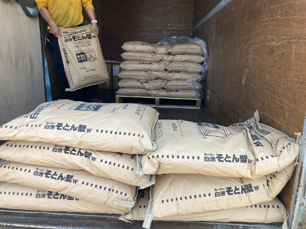 左官工事　下塗り材搬入