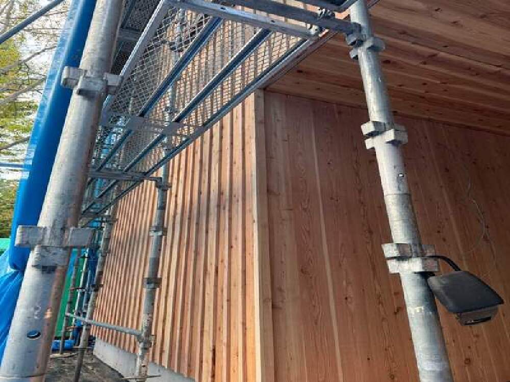 外壁板張り工事中