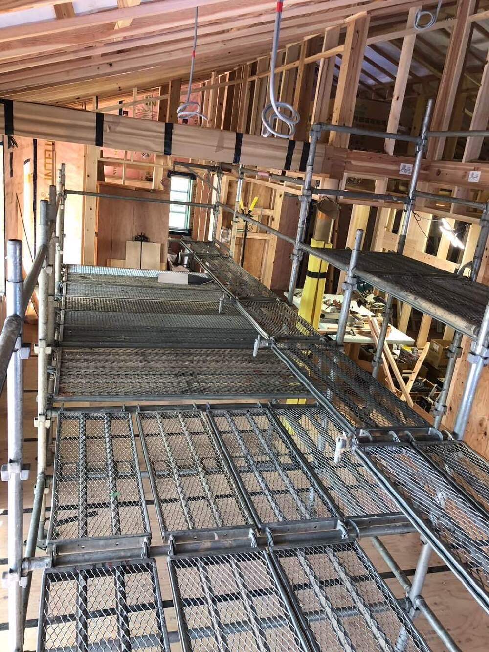 仮設工事　内部斜天井 足場組み立て完了