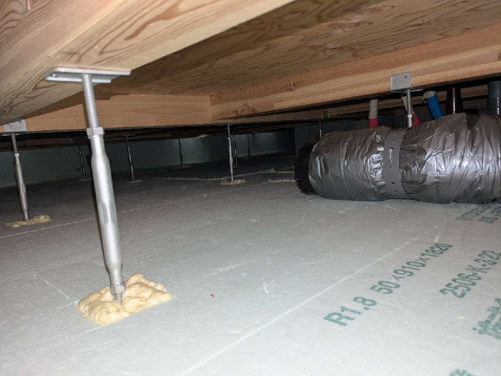 空調設備工事　床下ダクト配管