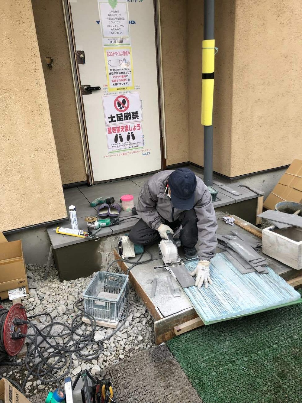 玄関タイル工事中