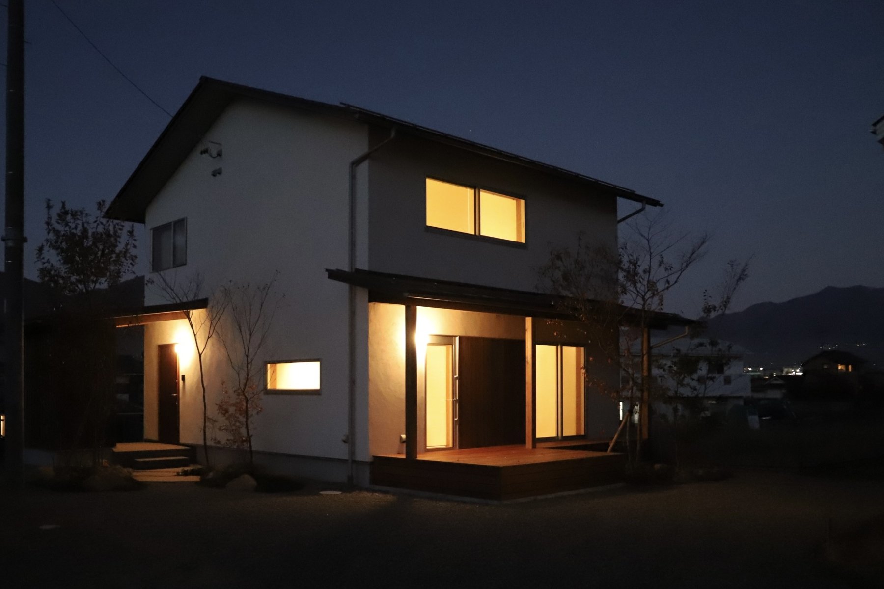 夕暮れの繭モデルハウス全景